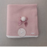 Manta punto rosa con calado, lacito y pompón pelo