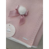 Manta punto rosa con calado, lacito y pompón pelo